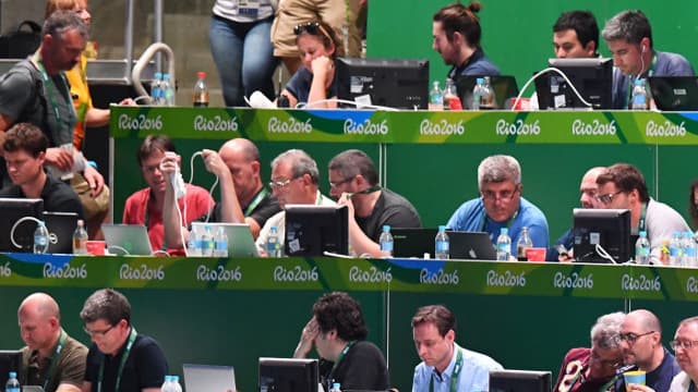 Depuis les tribunes du stade Maracana, à Rio de Janeiro, les journalistes travaillent avant la cérémonie d'ouverture des JO, le 5 août 2016.
