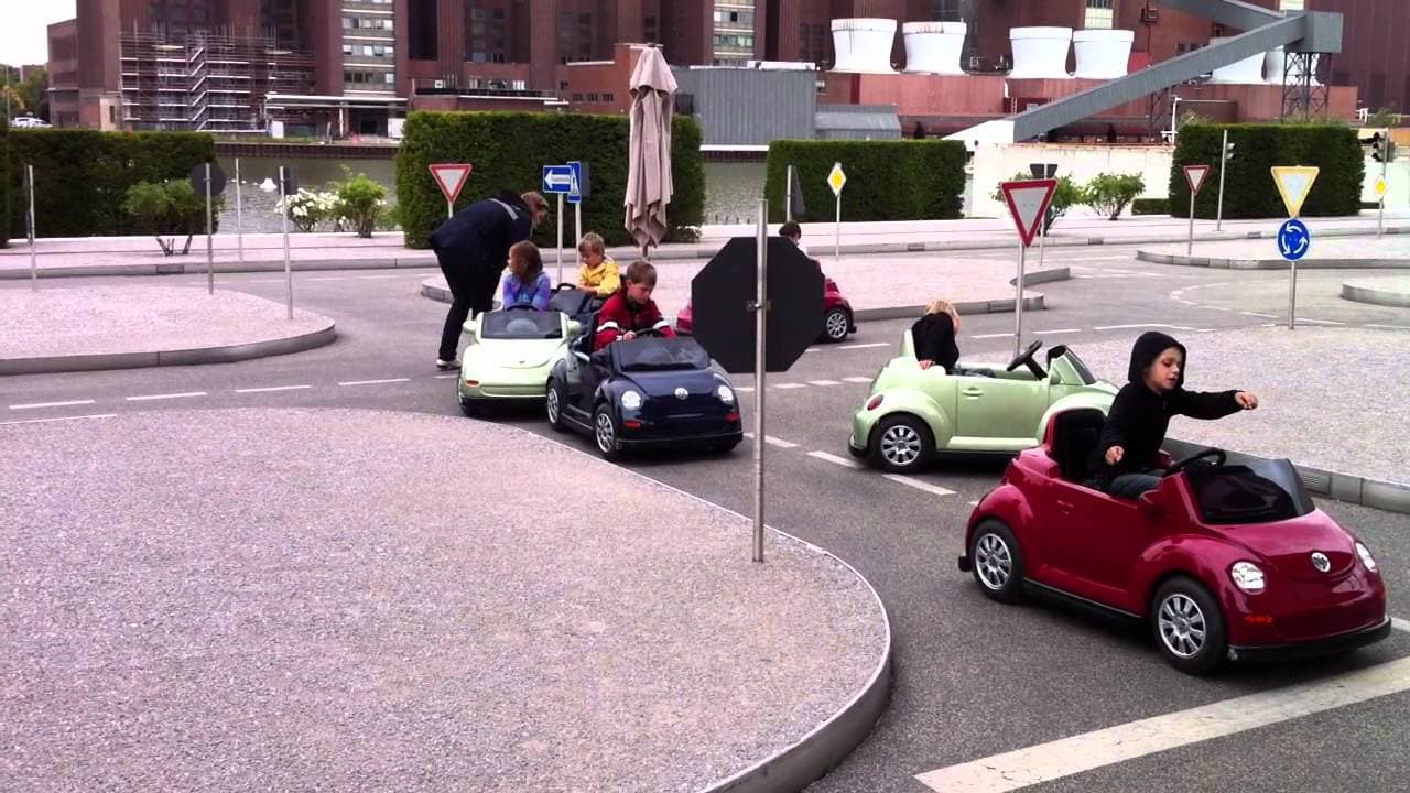 Il y a même des attractions pour enfants. Personne ne sait si le logiciel de contrôle des émissions de jérémiades à été truqué.