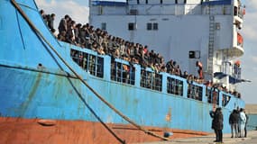 Des immigrants arrivent dans le port de Crotone, en Italie, le 9 décembre 2014