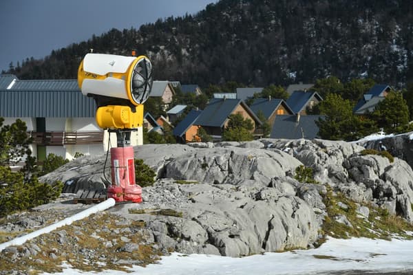 Des canons à neige à l'arrêt dans la station de ski de La Pierre Saint-Martin, fermée pour manque de neige, le 13 janvier 2023.