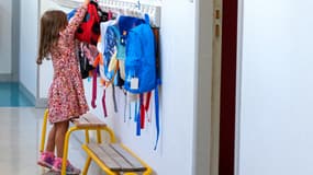 Une enfant accroche son sac à dos dans une école à Valence, en France, 4 septembre 2023