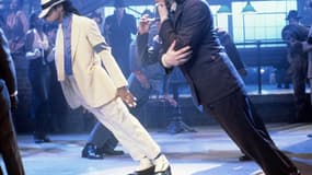 Michael Jackson exécutant son célèbre mouvement de danse dans le clip de "Smooth Criminal". 