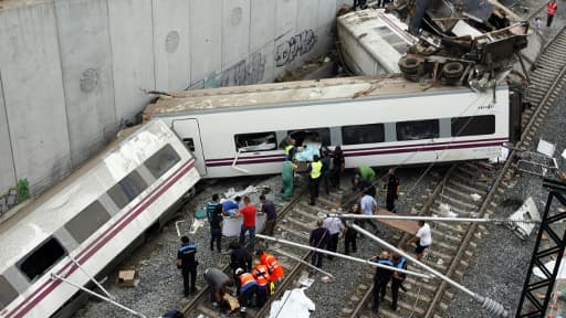 Le train a déraillé dans un virage, faisant 78 morts.