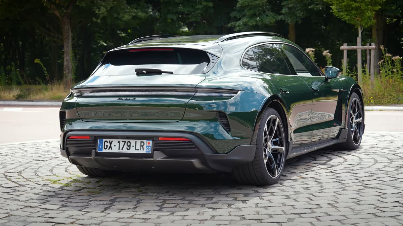 Un vert qui met particulièrement en valeur le design de cette Porsche Taycan Cross Turismo.