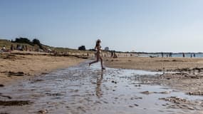 Une jeune femme à la plage du Petit Bec aux Portes-en-Ré, sur l'île de Ré (Charente-Maritime) le 18 juillet 2024 (photo d'illustration)