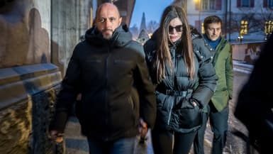 Les propriétaires du bar Le Constellation, Jacques Moretti (à gauche) et Jessica Moretti (au centre), arrivent pour une audience au bureau du procureur général du canton du Valais, à Sion, le 9 janvier 2026.