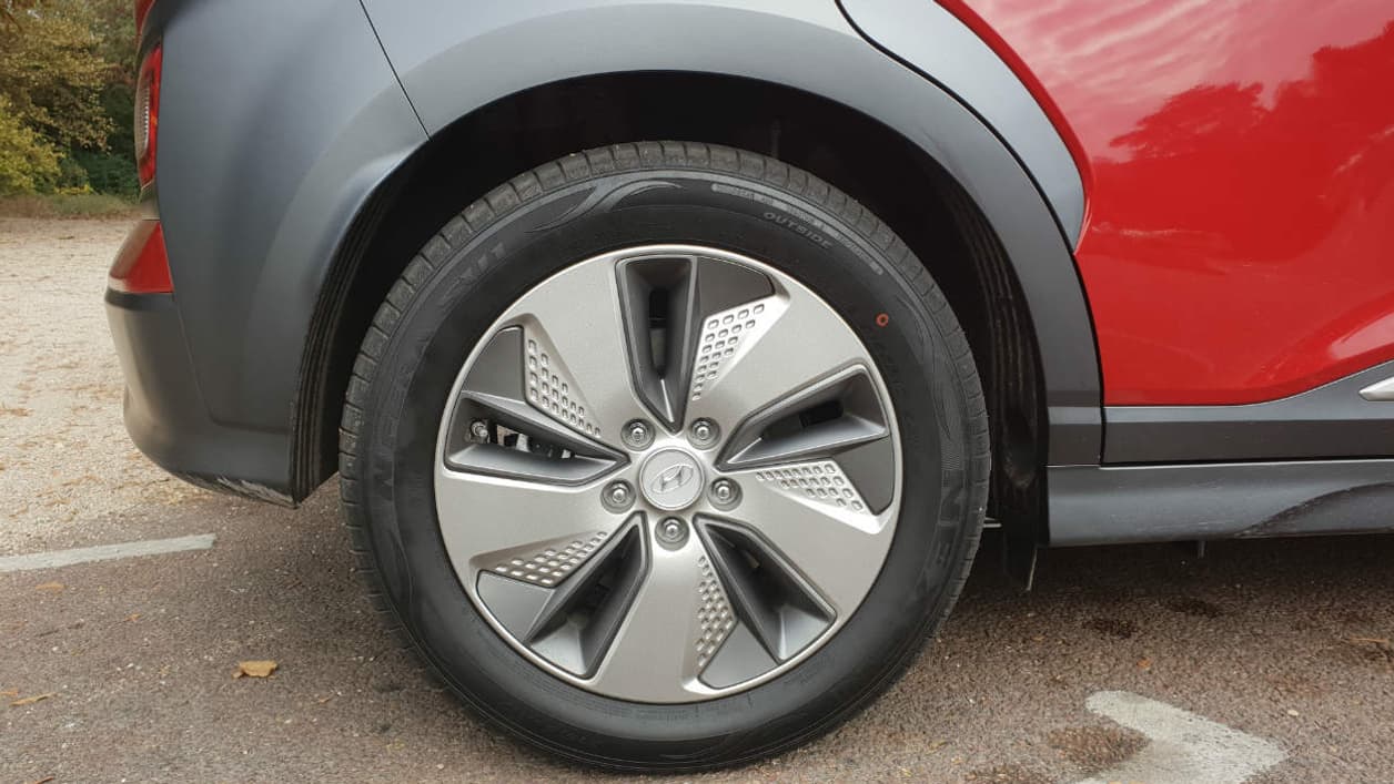 Les jantes "aéro" exclusives à ce Kona électrique permettent aussi de limiter la déperdition d'énergie. Les jantes "aéro" exclusives à ce Kona électrique permettent aussi de limiter la déperdition d'énergie.