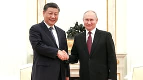 Xi Jinping échange avec Vladimir Poutine au Kremlin lors d'une visite d'État, le 20 mars 2023
