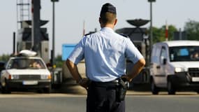 Des policiers contrôlent des automobilistes lors des premiers départs en vacances (image d'illustration)