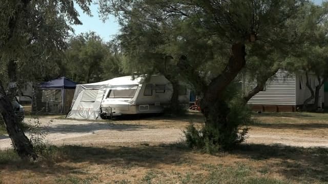 Une caravane et sa tente