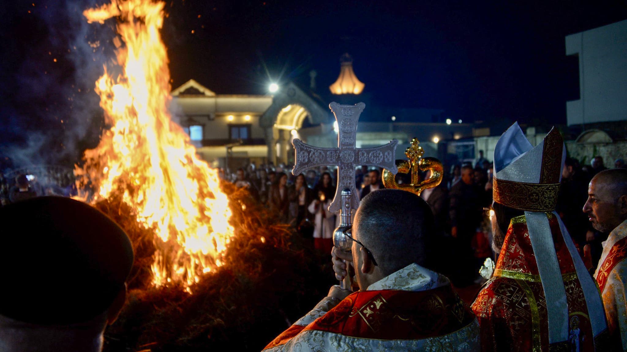 Des fidèles assistent au service de la veille de Noël à l'église Al-Tahera Al-Kubra à Qaraqosh, dans le nord de l'Irak, le 24 décembre 2023.