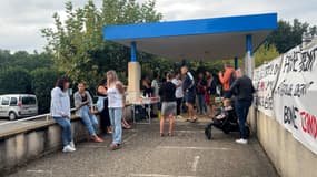 Des parents d'élèves devant une école des Alpes-de-Haute-Provence ce lundi 2 septembre