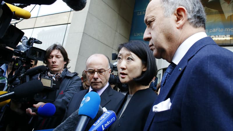 La ministre de la culture Fleur Pellerin entourée de Laurent Fabius et Bernard Cazeneuve devant le siège de TV5MONDE à Paris le 9 avril 2015