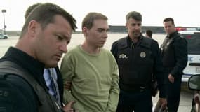 Luka Rocco Magnotta  le 19 juin 2012 à sa sortie de l'avion qui le ramène au Canada après son arrestation.