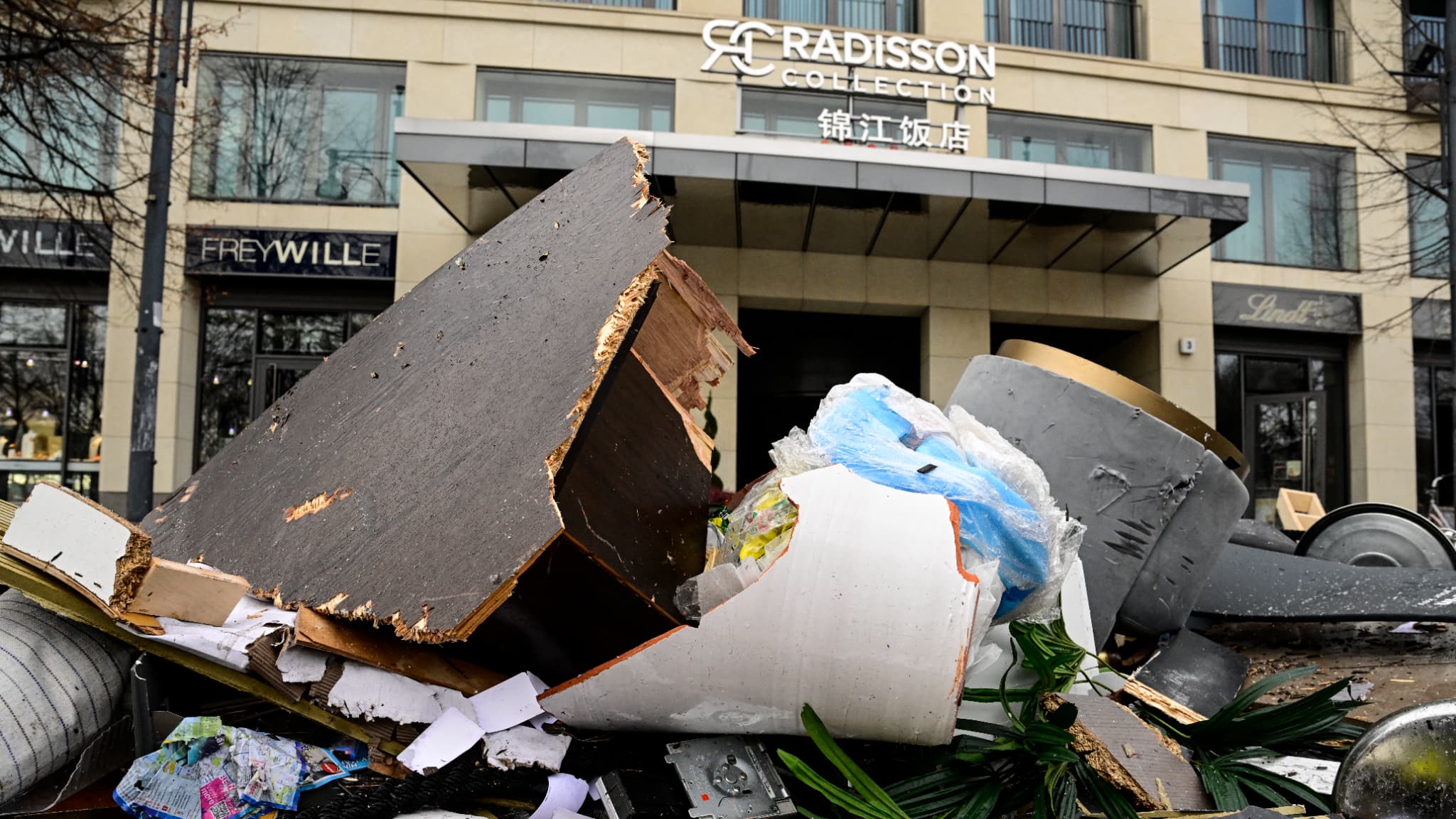 "Un grand fracas" des témoins décrivent l'explosion de l'aquarium