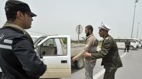A Kairouan, la police et l'armée contrôlent les véhicules dont les occupants portent la barbe, avant le rassemblement d'Ansar Ashariaa, interdit par le gouvernement.