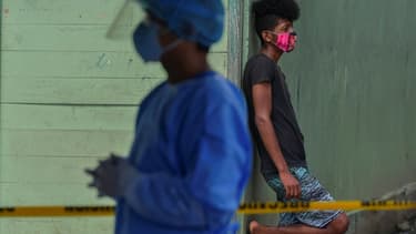 Un jeune homme attend de se faire dépister pour le Covid-19, à Panama le 21 août 2020