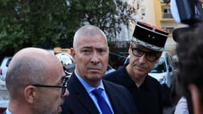 Le préfet des Alpes-Maritimes Hugues Moutouh (c) et le procureur Damien Martinelli (g) devant l'immeuble où un incendie s'est déclaré dans la nuit de mercredi à jeudi, faisant sept morts, le 18 juillet 2024 à Nice