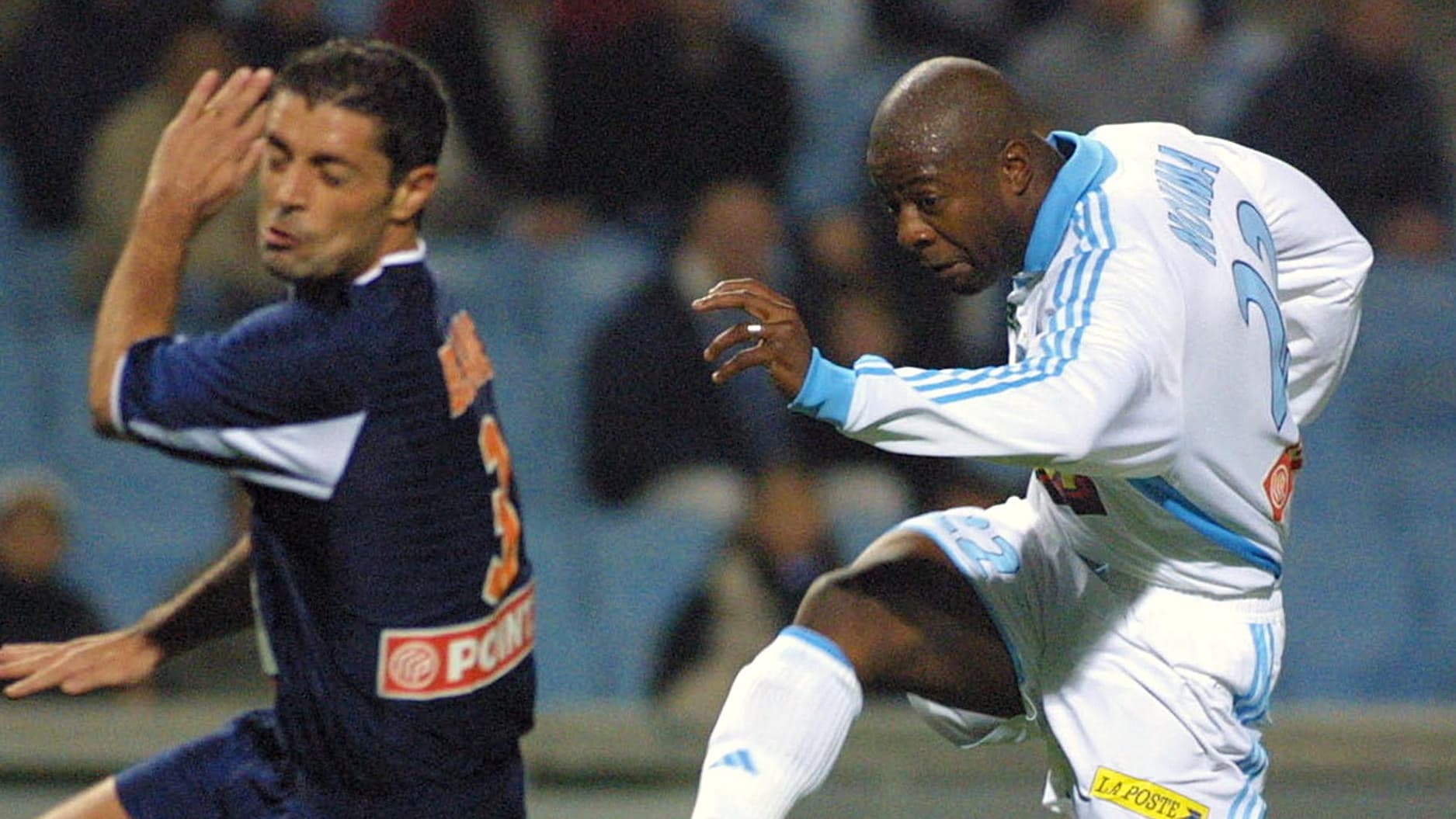 Pascal Nouma avec l'OM face au Montpelliérain Pascal Fugier le 2 décembre 2001