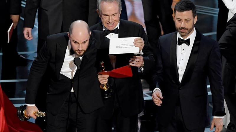 Warren Beatty, Jimmy Kimmel et Jordan Horowitz le producteur de La La land, tenant le carton avec le nom du film vainqueur des Oscars, "Moonlight".