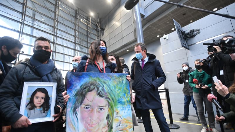 Les parents et la soeur de Maëlys arrivent au tribunal de Grenoble en tenant des portraits de la petite fille. 