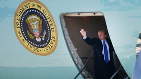 Le président Trump embarque à bord d'Air Force One destination Hanoï, le 25 février 

