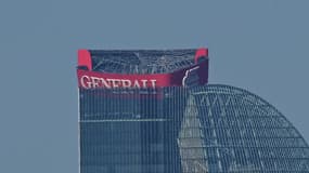 Le panneau "Generali" partiellement effondré au sommet des bureaux milanais du groupe italien.