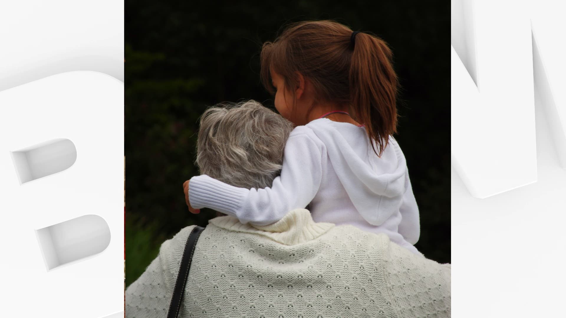 Une fillette dans les bras de sa grand-mère (Photo d'illustration).