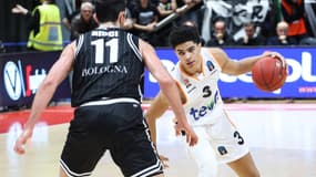 Killian Hayes face à Giampaolo Ricci lors d'un match Bologna-Ulm, 6 novembre 2019