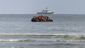 Des migrants à bord d'un bateau de passeurs pour tenter de traverser la Manche jusqu'au Royaume-Uni, sur la plage de Gravelines, près de Dunkerque, dans le nord de la France, le 26 avril 2024