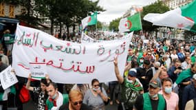 Le mouvement étudiant Hirak, dont fait parti Walid Nekkiche, lors d'une manifestation le 5 juillet 2020 à Paris.