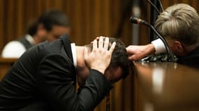 Oscar Pistorius, la tête dans les mains au quatrième jour de son procès le 6 mars 2014.