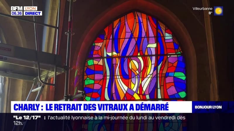 Rhône: un premier vitrail du père Ribes démonté dans l'église de Charly