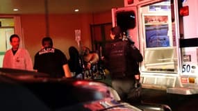 Un suspect blessé est transporté sur un brancard après une fusillade entre délinquants et policiers, le 15 juin 2017 à Cancun au Mexique.