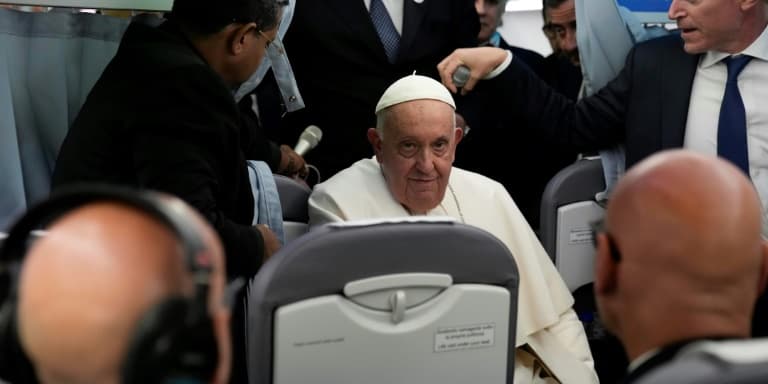 Le pape François parle à la presse à bord de l'avion qui le ramène à Rome, le 23 septembre 2023