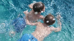 Deux enfants en train de se baigner dans une piscine (Photo d'illustration).