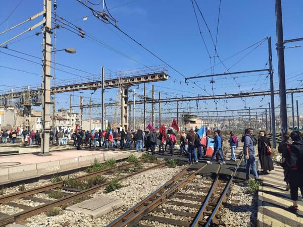 Des manifestants occupent les voies de la gare Saint-Charles à Marseille ce mercredi 22 mars 2023.