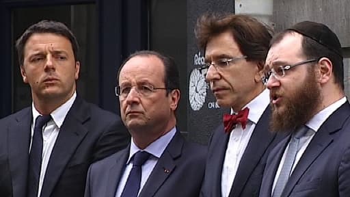 Le président François Hollande (2e g.), ce mardi devant le Musée juif de Belgique à Bruxelles.