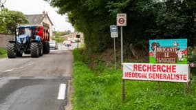 Une pancarte à l'entrée d'un village de l'Orne, zone de désert médical, le 23 septembre 2022.