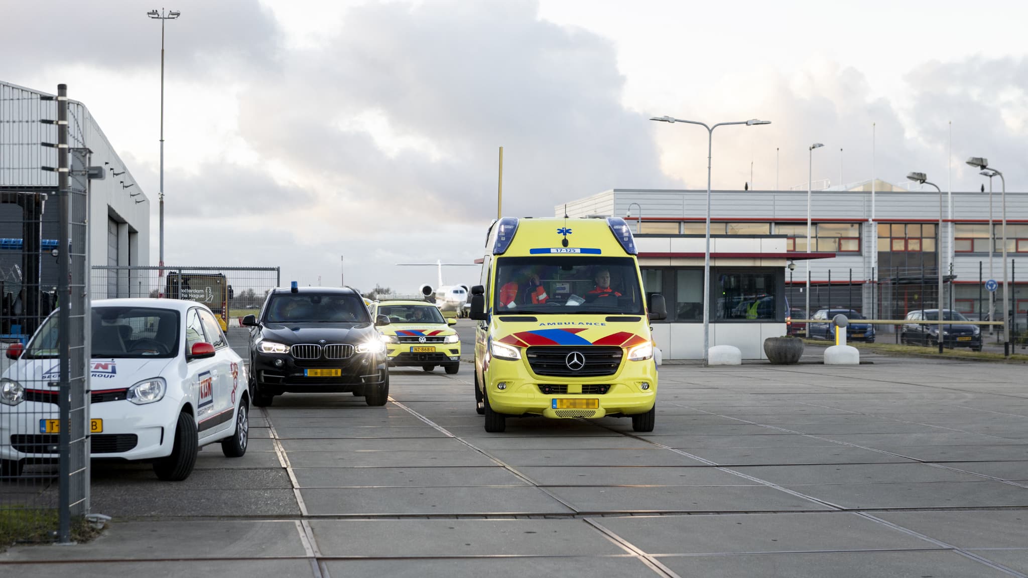 Une ambulance quitte l'aéroport de Rotterdam La Haye après l'atterrissage de l'avion transportant l'ancien président philippin Rodrigo Duterte, le 12 mars 2025.
