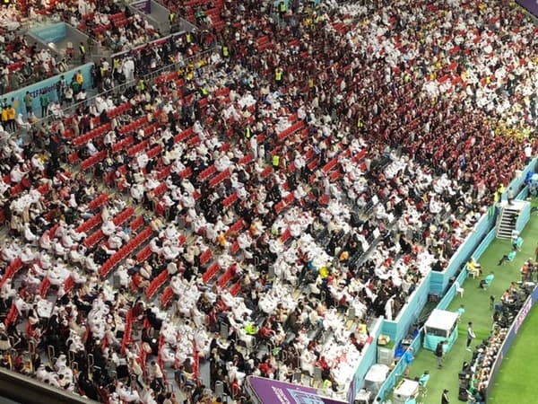 Les Qataris quittent le stade assez tôt...