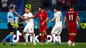 L'arbitre Danny Makkelie face aux joueurs de l'Italie et de la Turquie, à Rome le 11 juin 2021