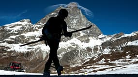 Un skieur devant le mont Cervin dans la station de ski de Breuil-Cervinia, dans le nord-ouest de l'Italie, le 25 novembre 2020. (Photo d'archive)