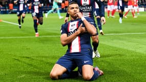 Kylian Mbappé célèbre un but du PSG à genoux