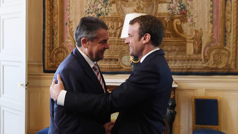 Emmanuel Macron accueille le ministre des Affaires étrangères à l'Elysée.