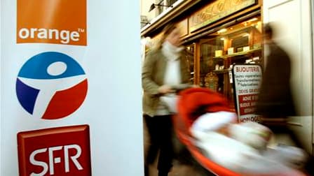 Les députés ont décidé de porter de 5,5 à 19,6% la TVA sur les offres "triple play" qui regroupent télévision, téléphone et internet dans le cadre du projet de budget pour 2011. /Photo d'archives/REUTERS/Eric Gaillard