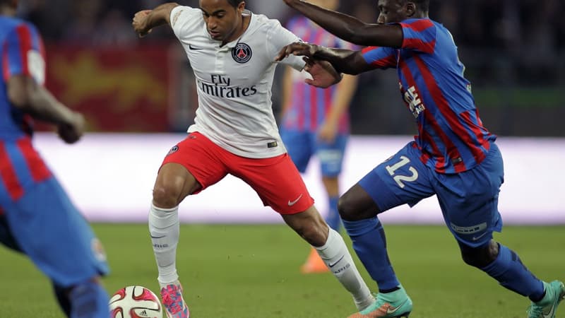 Lucas Moura au duel avec Dennis Appiah