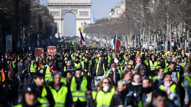 Des gilets jaunes lors de l'acte 14 à Paris.