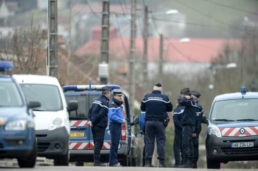 Des gendarmes surveillent la maison de Jonathann Daval le 29 janvier 2018 à Gray-la-Ville Des gendarmes surveillent la maison de Jonathann Daval le 29 janvier 2018 à Gray-la-Ville