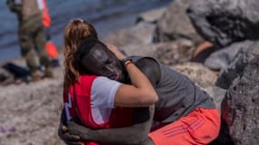 Luna R., volontaire espagnole de la Croix Rouge, enlace un migrant sénégalais à Ceuta